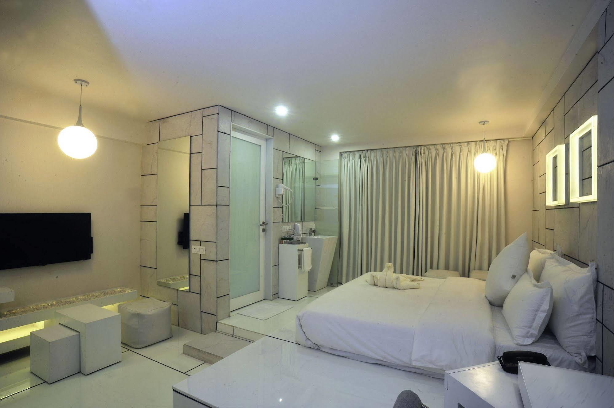 Hotel El Dorado Αχμπανταμπάντ Εξωτερικό φωτογραφία